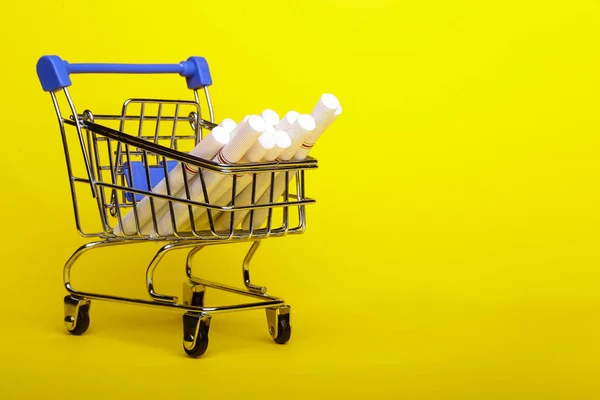 Sigara Kavramı Alışveriş Arabası Sarı Zemin Üzerine Alışveriş Sepeti Sigara — Stok fotoğraf