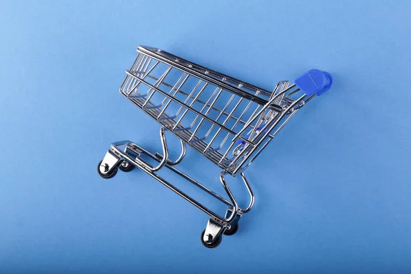 Alışveriş Arabası Mavi Arka Plan Üzerinde Alışveriş Sepeti — Stok fotoğraf