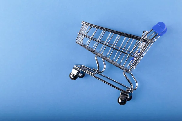 Alışveriş Arabası Mavi Arka Plan Üzerinde Alışveriş Sepeti — Stok fotoğraf