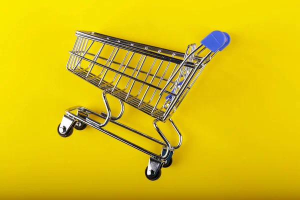 Kundvagn Shopping Vagn Gul Bakgrund — Stockfoto