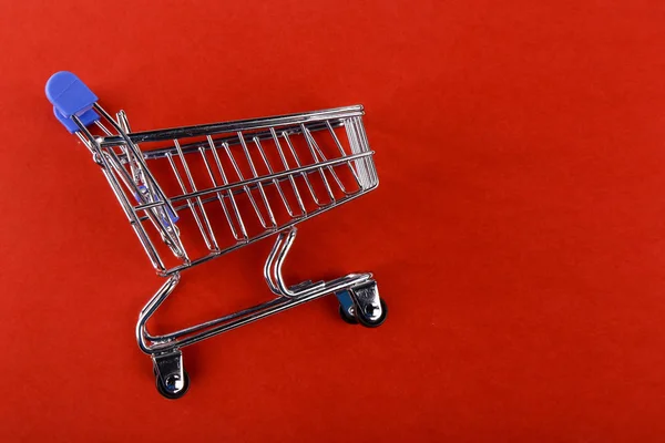 Alışveriş Arabası Kırmızı Zemin Üzerine Alışveriş Sepeti — Stok fotoğraf