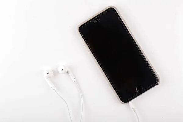 cep telefonu akıllı telefon kulaklık beyaz arka plan izole. üstten görünüm kopya alanı