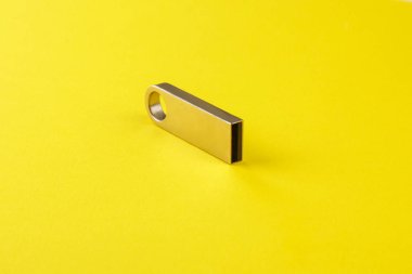USB flash sürücü, flash kart sarı zemin üzerine gümüş