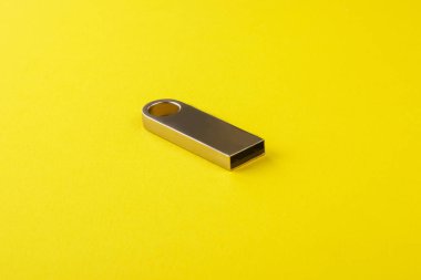 USB flash sürücü, flash kart sarı zemin üzerine gümüş