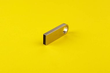 USB flash sürücü, flash kart sarı zemin üzerine gümüş