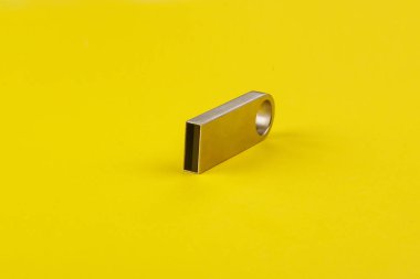 USB flash sürücü, flash kart sarı zemin üzerine gümüş
