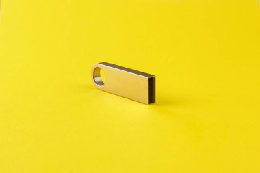 USB flash sürücü, flash kart sarı zemin üzerine gümüş