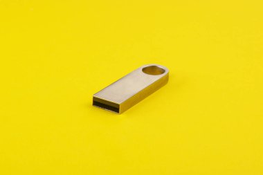 USB flash sürücü, flash kart sarı zemin üzerine gümüş