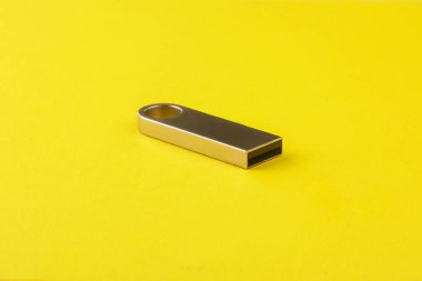 USB flash sürücü, flash kart sarı zemin üzerine gümüş