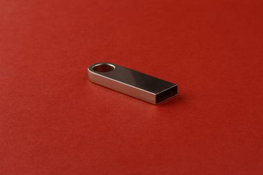 USB flash sürücü, flash kart kırmızı zemin üzerine gümüş
