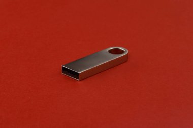 USB flash sürücü, flash kart kırmızı zemin üzerine gümüş