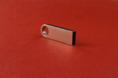 USB flash sürücü, flash kart kırmızı zemin üzerine gümüş