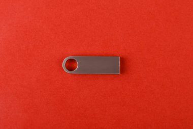 USB flash sürücü, flash kart kırmızı zemin üzerine gümüş