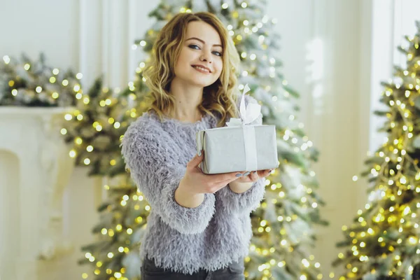 Joven Chica Rubia Hermosa Suéter Gris Con Regalo Las Manos —  Fotos de Stock