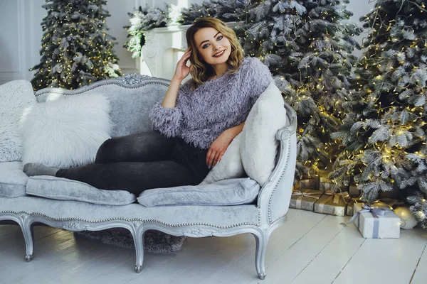 Giovane Bella Donna Bionda Maglione Grigio Con Regalo Sulle Mani — Foto Stock