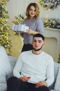 Adam Noel ağacı arka plan üzerinde kız için bir hediye veriyor. Noel arka plan