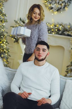 Adam Noel ağacı arka plan üzerinde kız için bir hediye veriyor. Noel arka plan