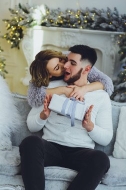 Adam Noel ağacı arka plan üzerinde kız için bir hediye veriyor. Noel arka plan