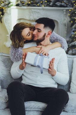 Adam Noel ağacı arka plan üzerinde kız için bir hediye veriyor. Noel arka plan