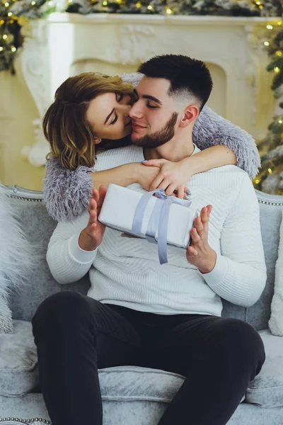 Adam Noel ağacı arka plan üzerinde kız için bir hediye veriyor. Noel arka plan