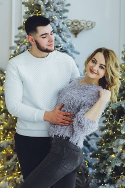 Aşık çift: bir adam ve bir kız Noel ağacı arka plan üzerinde? Noel arka plan