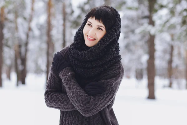 Junge Schöne Brünette Mädchen Einem Pullover Winter Verschneiten Wald — Stockfoto