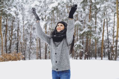 Karlı kış ormandaki bir kazaklı genç güzel esmer kız