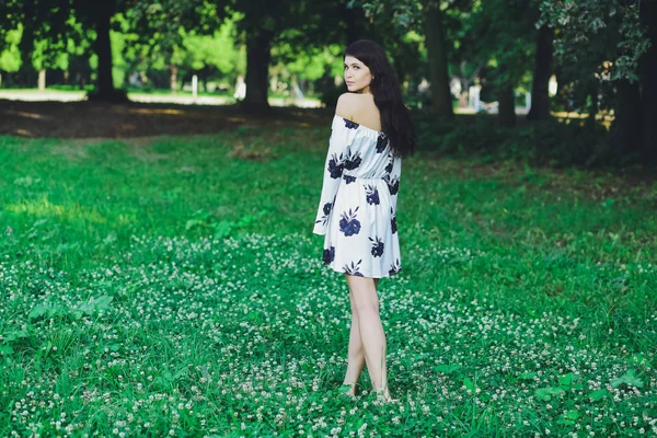 Joven Chica Morena Hermosa Vestido Blanco Parque Verano Fondo Hierba —  Fotos de Stock