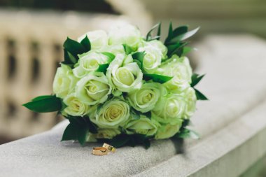 Gelin Buketi beyaz gül gelinler ve alyans