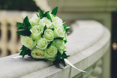 Gelin Buketi beyaz gül gelinler ve alyans