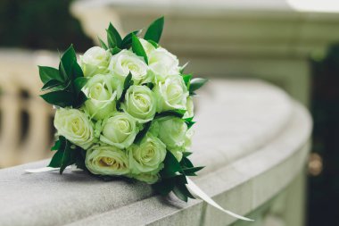 Gelin Buketi beyaz gül gelinler ve alyans