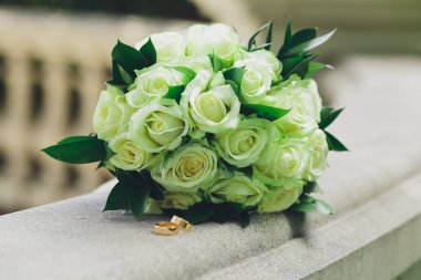 Gelin Buketi beyaz gül gelinler ve alyans