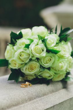 Gelin Buketi beyaz gül gelinler ve alyans