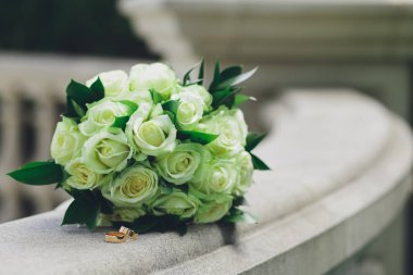 Gelin Buketi beyaz gül gelinler ve alyans