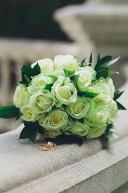 Gelin Buketi beyaz gül gelinler ve alyans