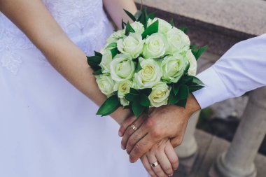 Gelin Buketi beyaz gül gelinler ve alyans