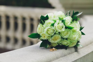 Gelin Buketi beyaz gül gelinler ve alyans