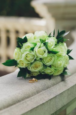 Gelin Buketi beyaz gül gelinler ve alyans