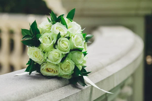 Gelin Buketi beyaz gül gelinler ve alyans