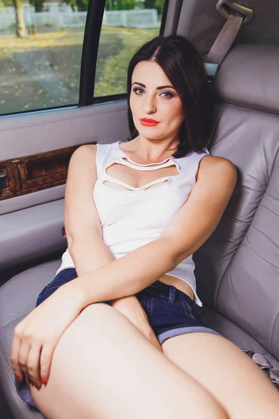 Jeune Belle Fille Brune Dans Salon Voiture — Photo