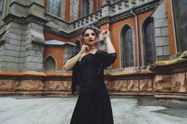 Junge Brünette Mädchen Gotischen Stil Auf Einer Hintergrundarchitektur — Stockfoto
