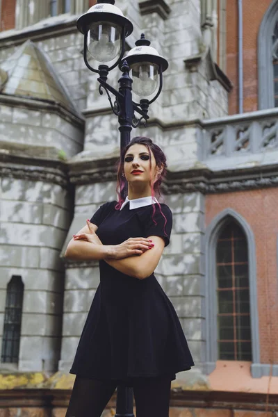 Junge Brünette Mädchen Gotischen Stil Auf Einer Hintergrundarchitektur — Stockfoto
