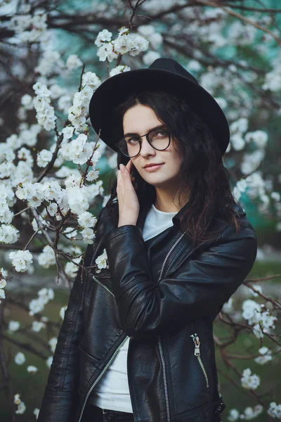Retrato Primavera Livre Moda Sensual Jovem Posando Jardim Florescendo Incrível — Fotografia de Stock