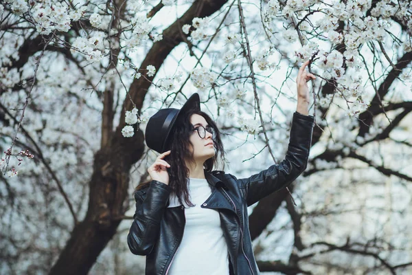 Retrato Primavera Aire Libre Joven Sensual Moda Posando Jardín Floreciente —  Fotos de Stock