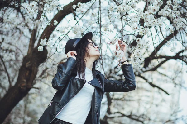 Retrato Primavera Aire Libre Joven Sensual Moda Posando Jardín Floreciente —  Fotos de Stock