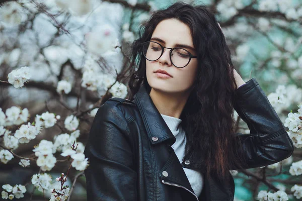 Retrato Primavera Aire Libre Joven Sensual Moda Posando Jardín Floreciente — Foto de Stock