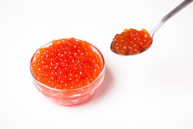 Beyaz arka plan üzerinde izole kaşık ile cam kase kırmızı havyar