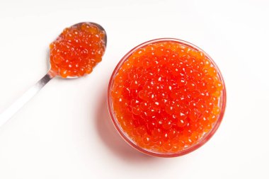 Beyaz arka plan üzerinde izole kaşık ile cam kase kırmızı havyar