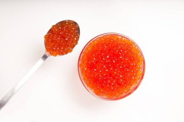 Beyaz arka plan üzerinde izole kaşık ile cam kase kırmızı havyar