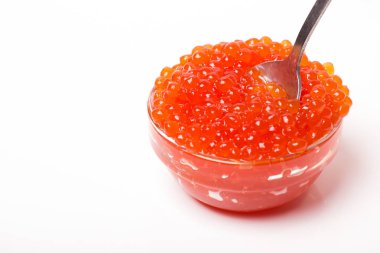 Beyaz arka plan üzerinde izole kaşık ile cam kase kırmızı havyar